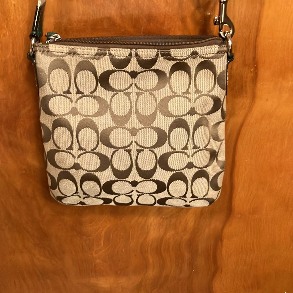 COACH. CROSSBODY WITH GREEN PATENT LEATHER TRIM. NO HANGTAG. SILVER TRIM. EUC - Picture 8 of 13